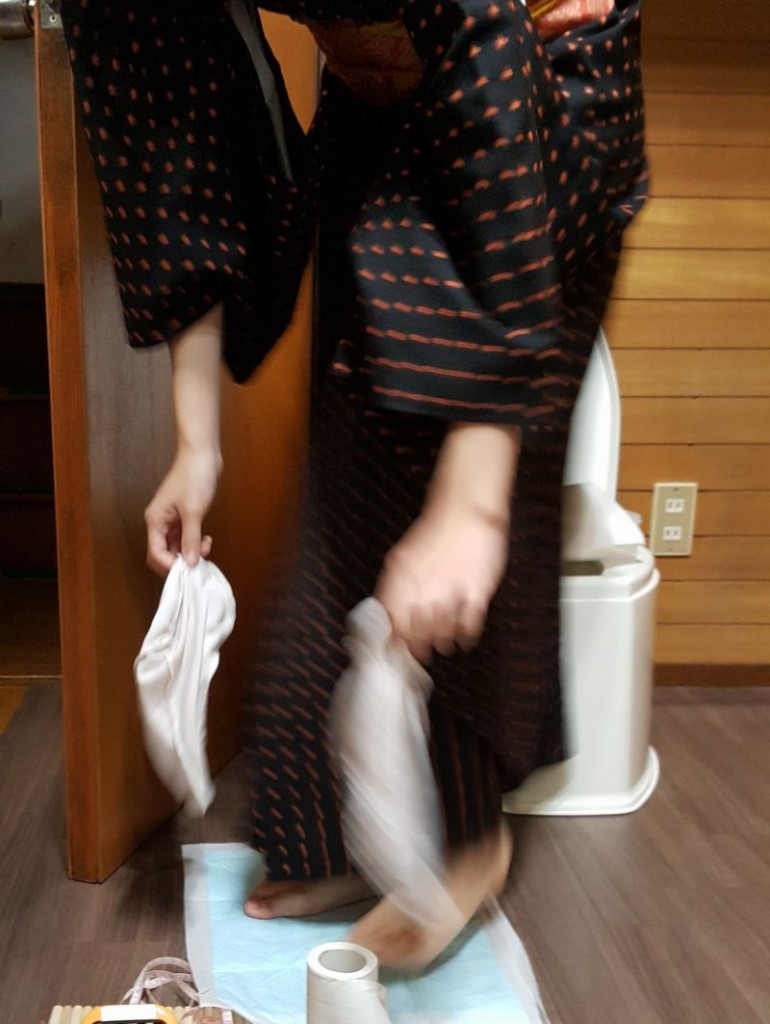 着物でお漏らし (3)