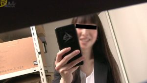 屁こき美女を覗いてたら…　不敵な笑みで近寄ってきたんだが💦　　「OLが、屁をこいていた 4」「止まるエレベーター おしっこ我慢パニック お漏らし編」「懇願！仰向けうんこ」他 新作8本発売！【排泄屋新作】